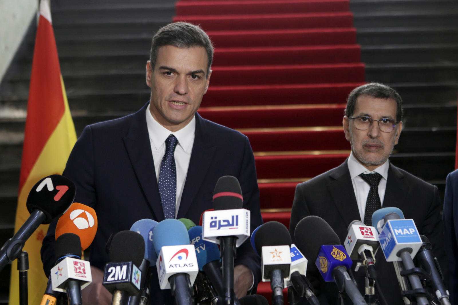El presidente del gobierno español Pedro Sánchez (izq) ofrece una conferencia de prensa con su colega marroquí Saad Eddine el-Othmani.