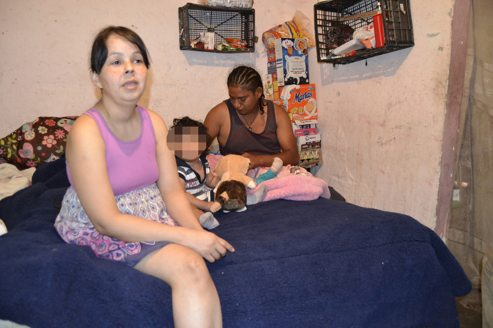Se unen. Ayuda ciudadanía a Adriana y a sus dos pequeños con comida, ropa y electrodomésticos. (EDITH GONZÁLEZ)
