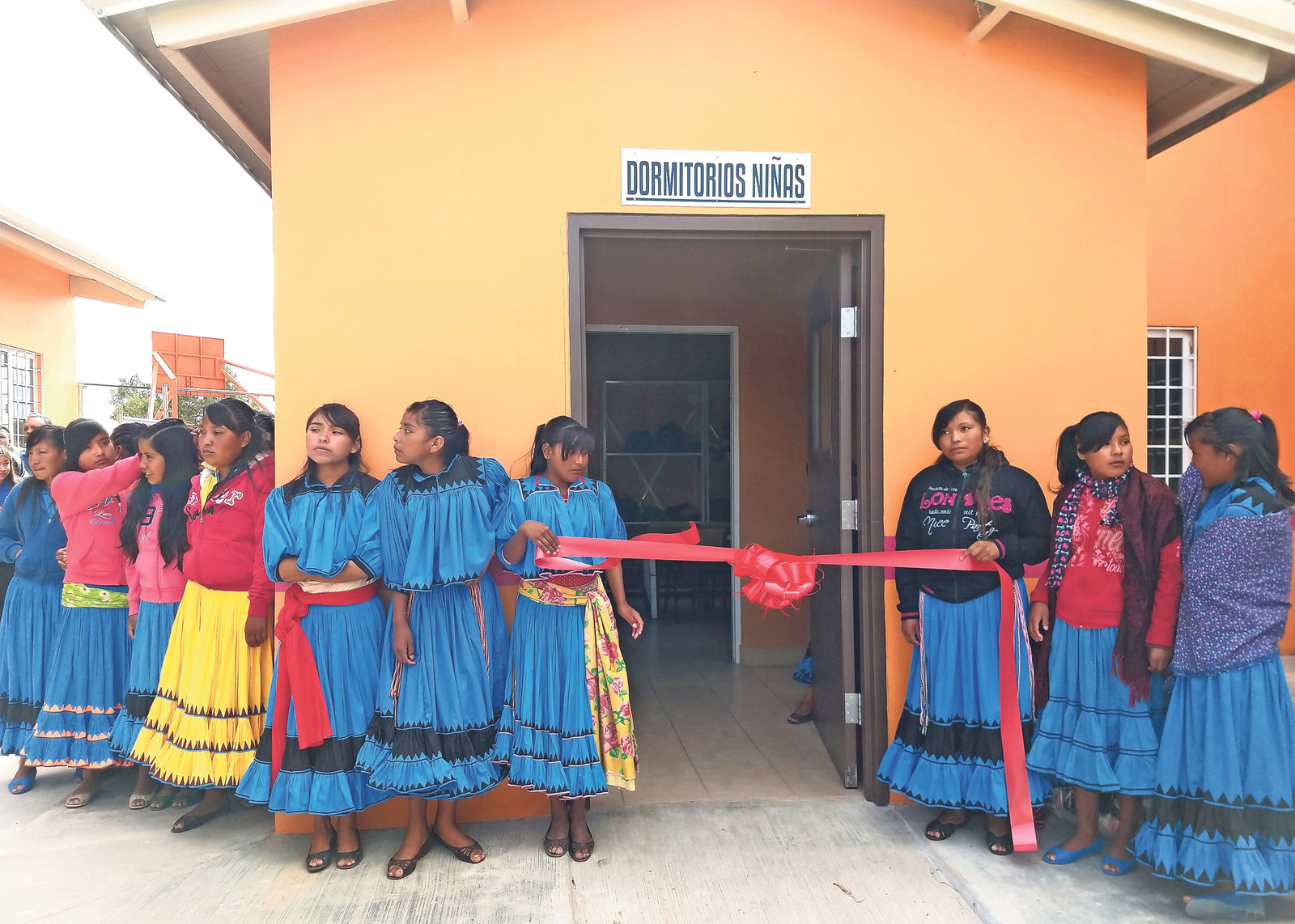 Labor. Tras 20 años de operaciones en Guachochi, el albergue para niñas tarahumaras fue remodelado e inaugurado para dar mejor calidad de vida y la posibilidad de seguir estudiando a niños y jóvenes. (EL UNIVERSAL)