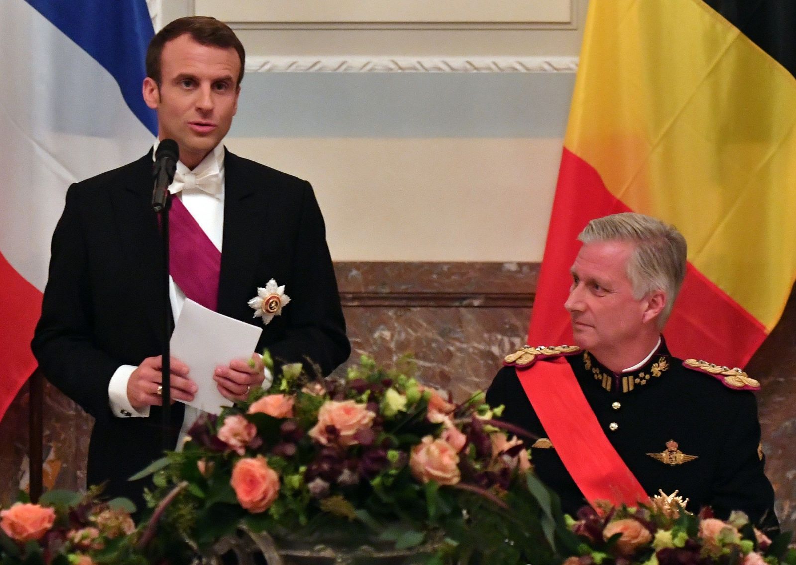 Visita. El presidente francés, Emmanuel Macron (Izq.), y el rey Felipe de los belgas (Der.), participaron en una cena de estado ayer en el Palacio Real de Laeken en Bruselas. (EFE)