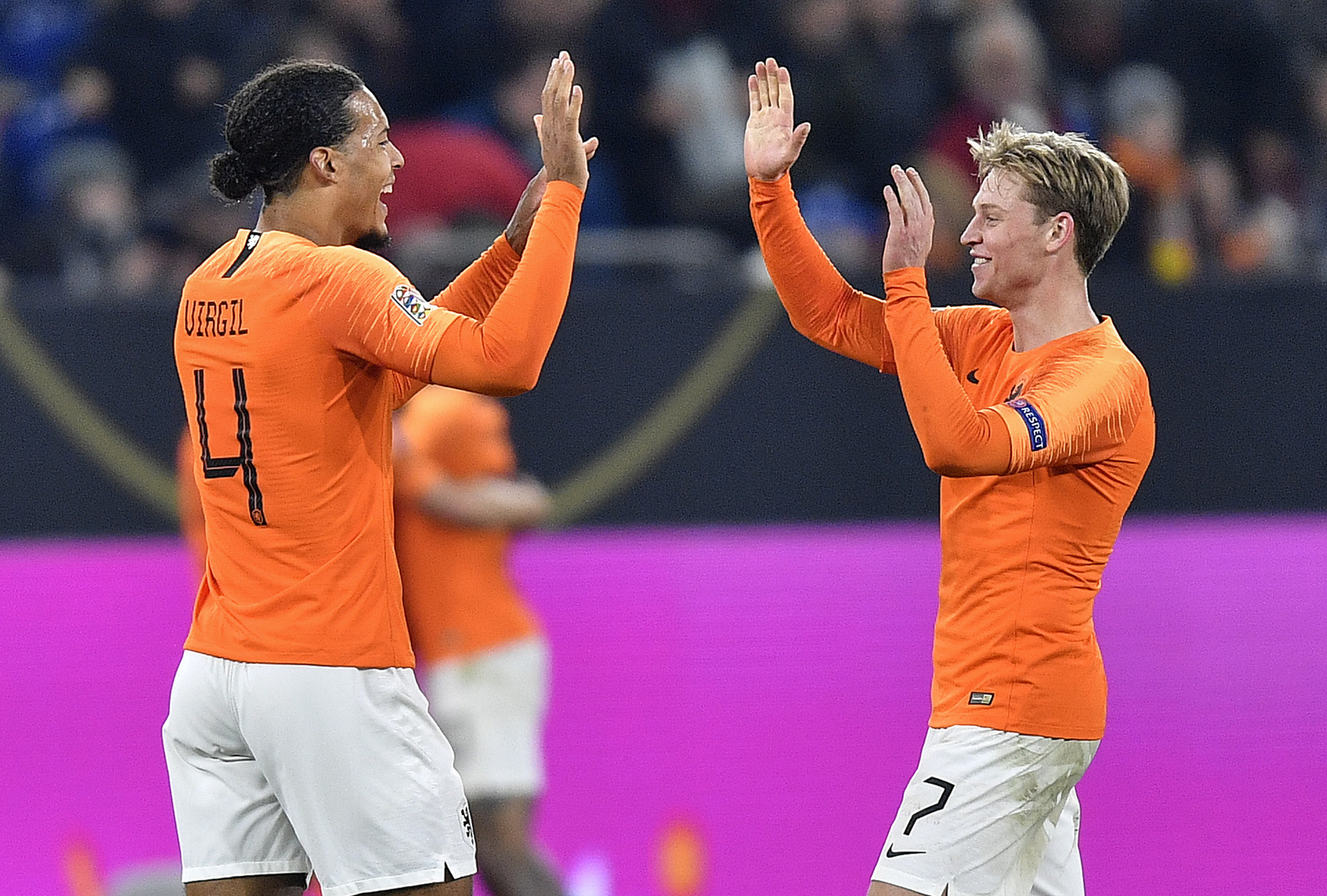 Virgil van Dijk (i) y Frenkie De Jong, de la selección de Holanda, festejan un empate ante Alemania que les dio la clasificación a la fase final.