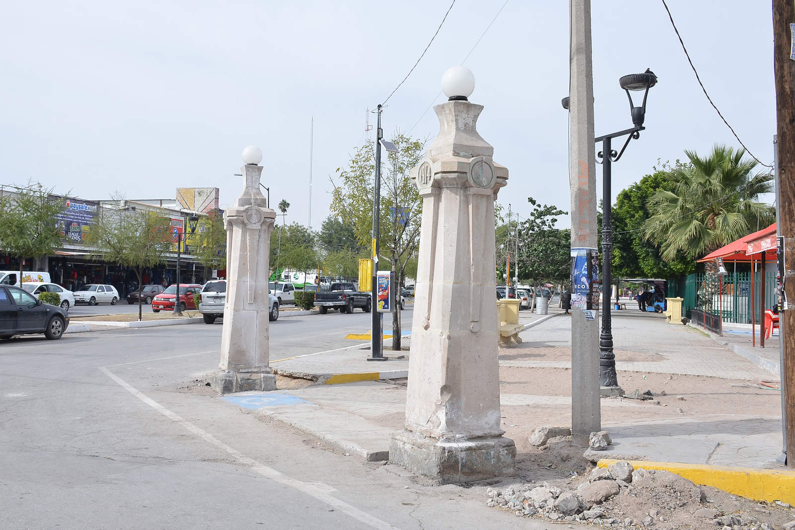 Históricas. En la Alameda Zaragoza aún se observan los pilares de cantera en cada esquina, que conmemoran el año de 1914, cuando Villa tomó la ciudad.