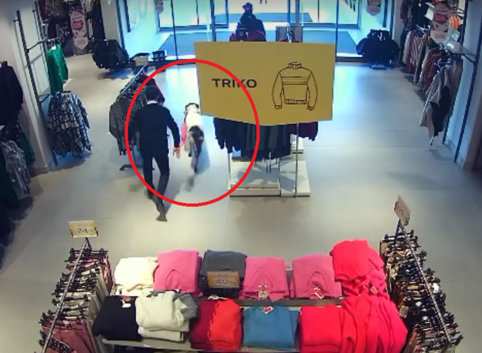 Perro callejero entra a un centro comercial a ‘robar’