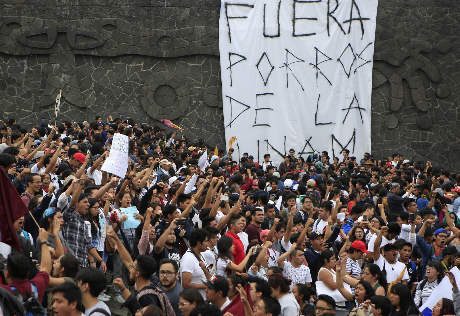 Otros tres estudiantes fueron expulsados por la Universidad Nacional Autónoma de México (UNAM) después de que se comprobó su participación en los ataques porriles contra estudiantes del pasado 3 de septiembre en la explana de Rectoría. (ARCHIVO)