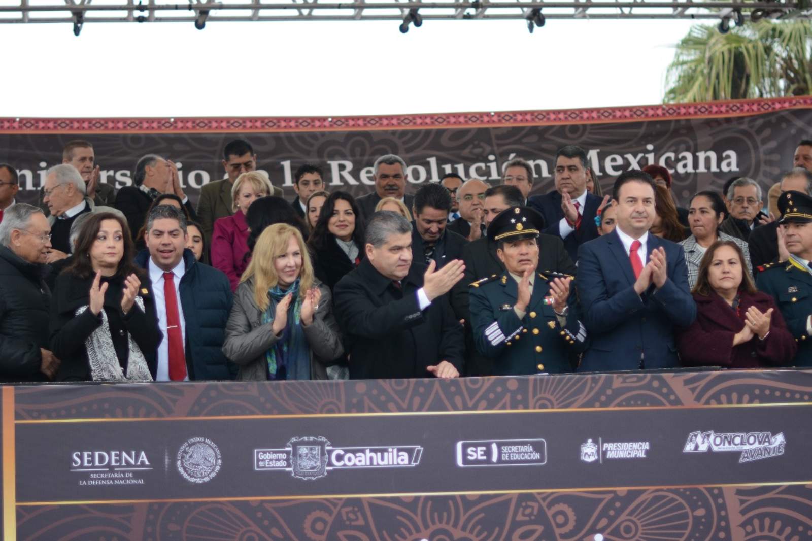El gobernador del Estado, Miguel Ángel Riquelme Solís, acompañado por el alcalde Jesús Alfredo Paredes López y por autoridades militares, encabezó el tradicional Desfile Revolucionario. 