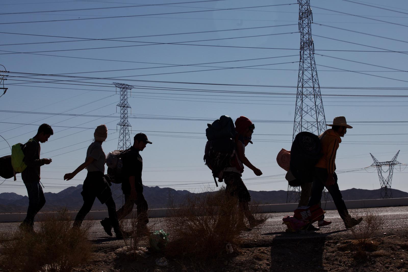 Adelante. Migrantes centroamericanos continúan su trayecto hacia la frontera en Tijuana y llegar a Estados Unidos. (EFE)