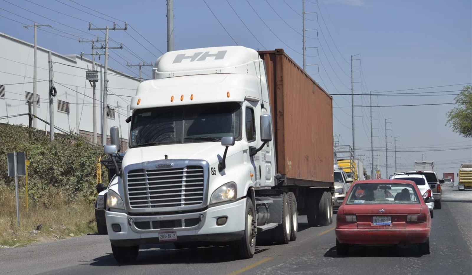 Déficit. De acuerdo a especialistas, en México existe actualmente un déficit de 25 mil conductores de vehículos de carga. (ARCHIVO)
