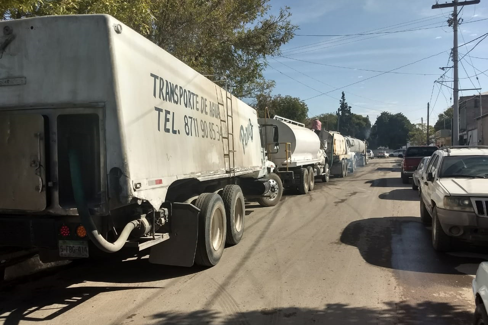 Bloqueo. Los choferes de pipas impidieron que se acercaran los otros camiones a cargar agua en la noria que está en el Simas. (EL SIGLO DE TORREÓN)