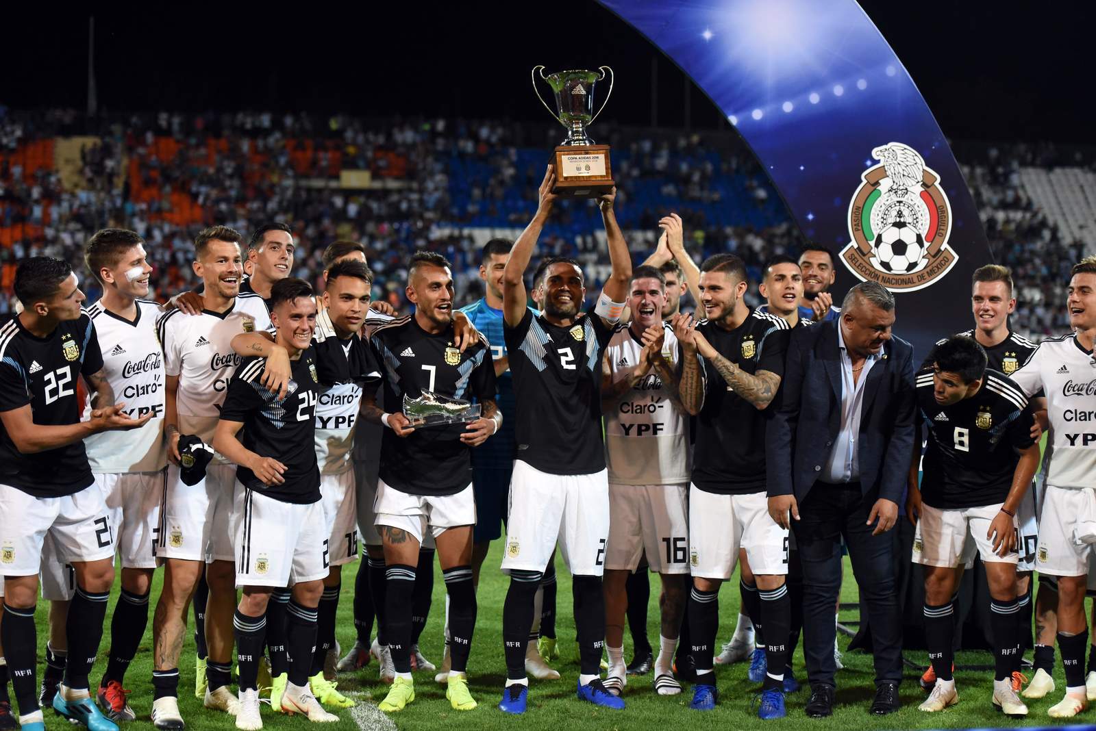 Los jugadores de Argentina reciben el trofeo de la Copa Adidas 2018, tras vencer 2 a 0 a México. (EFE)