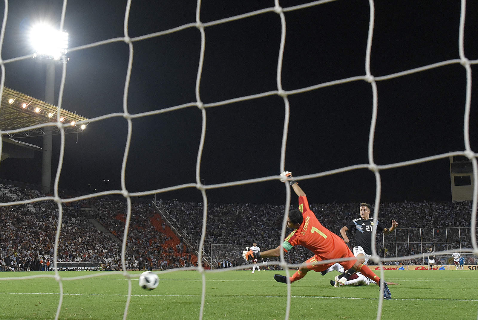 Paulo Dybala, delantero de la Juventus de la Serie A, marcó el 2-0 definitivo para la Albiceleste. (AP)