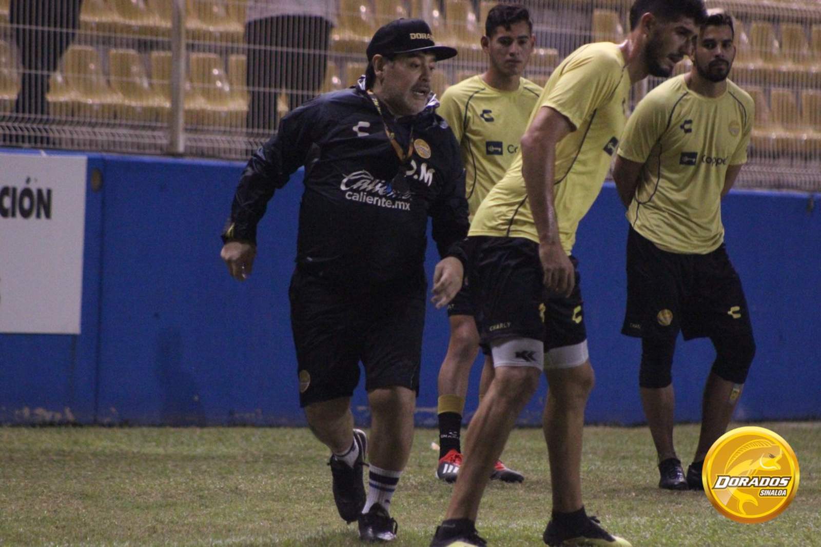 El entrenador argentino Diego Maradona ya prepara a sus jugadores para la ida de las semifinales ante Juárez. (Especial)