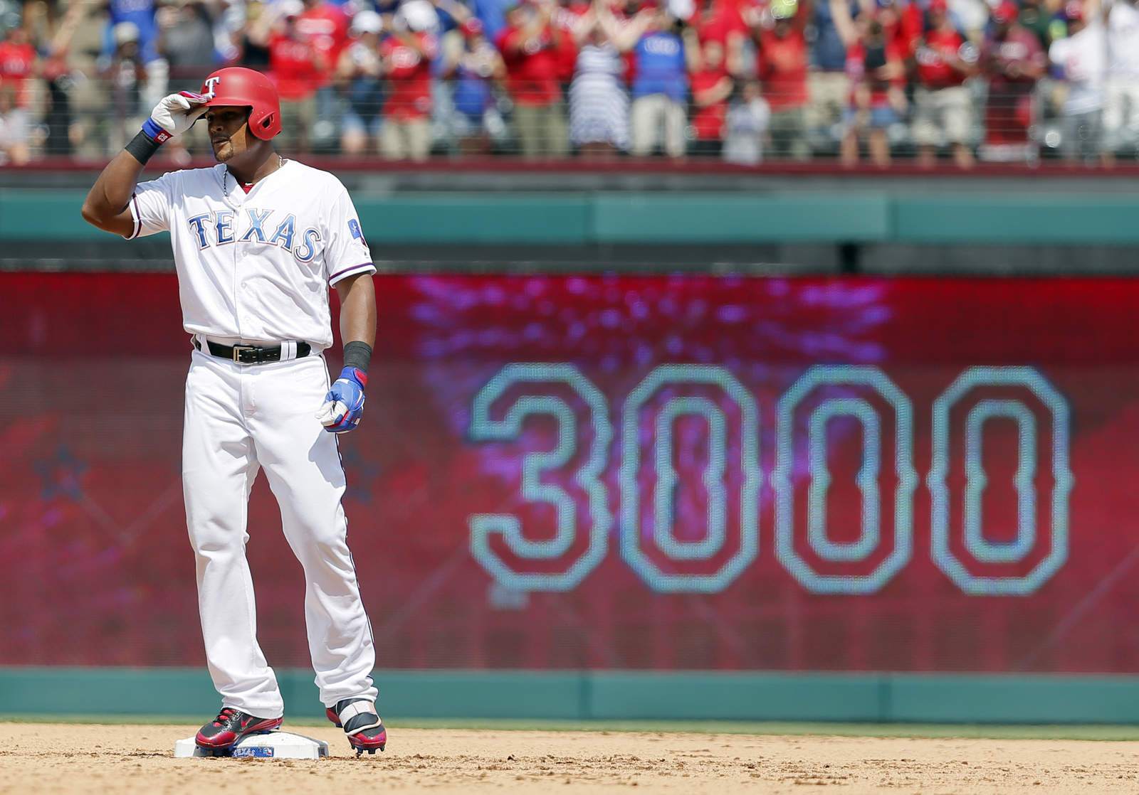 En esta foto del 30 de julio de 2017, Adrián Beltré de los Rangers de Texas saluda al público tras batear un doble para su hit número 3 mil.