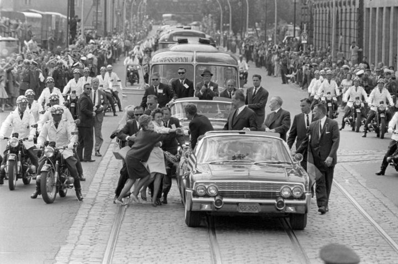1963: El presidente estadounidense John F. Kennedy es asesinado