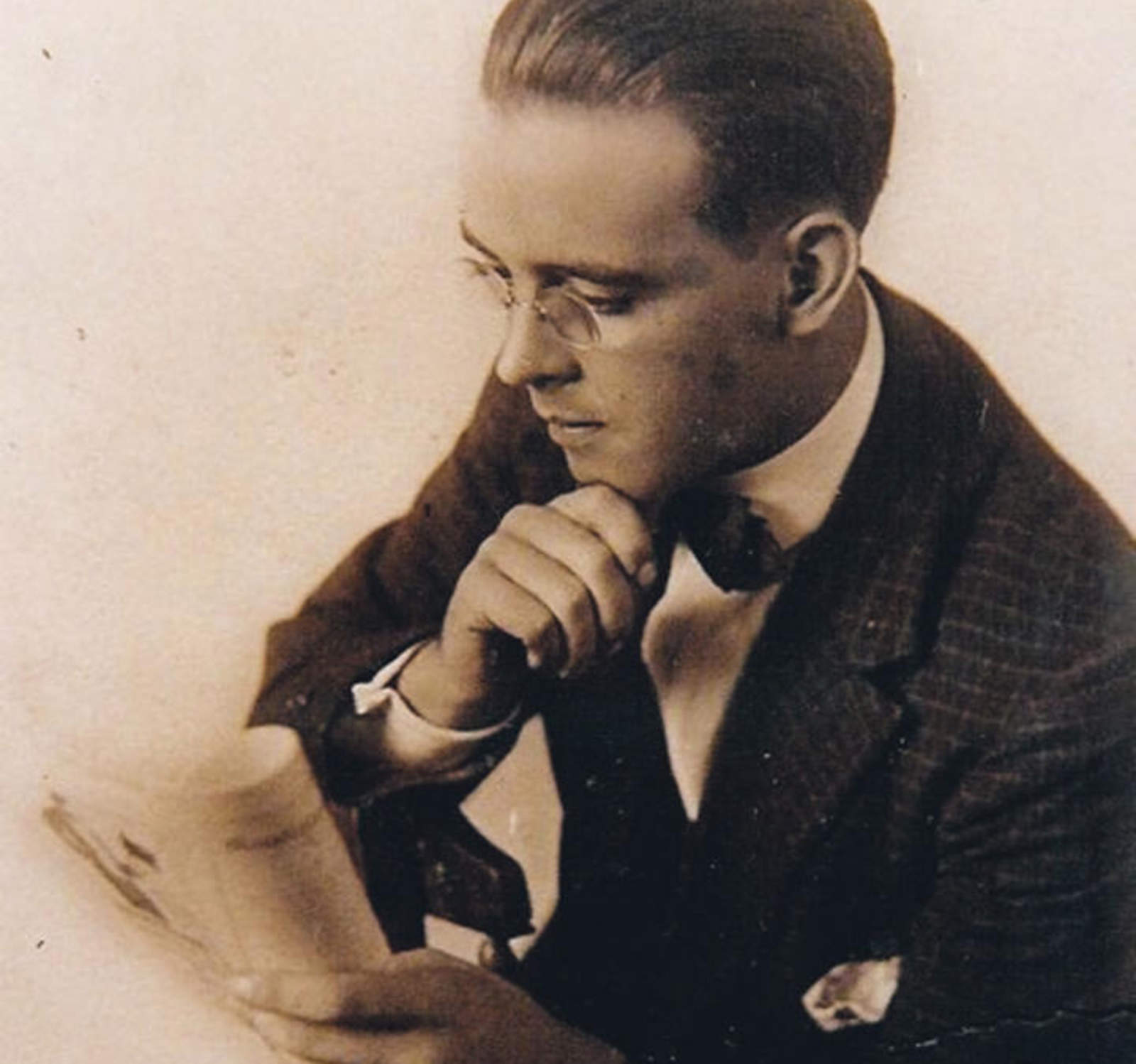 El 28 de febrero de 1922 es cuando hace su aparición el primer número de El Siglo, fundado por el licenciado Joaquín Moreno y Don Antonio de Juambelz y Bracho. (EL SIGLO DE TORREÓN)