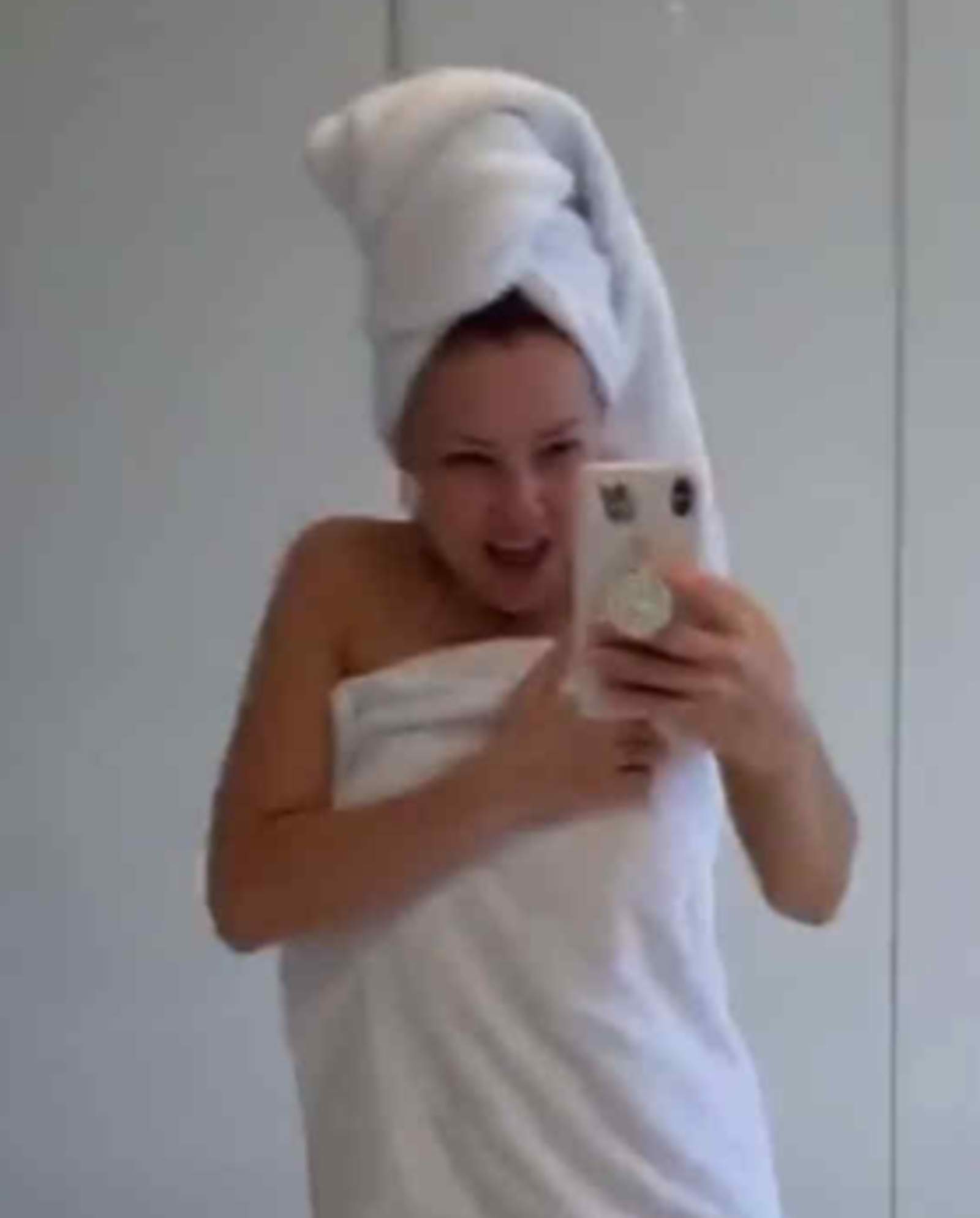 Thalía sube video bailando con sólo una toalla en Instagram
