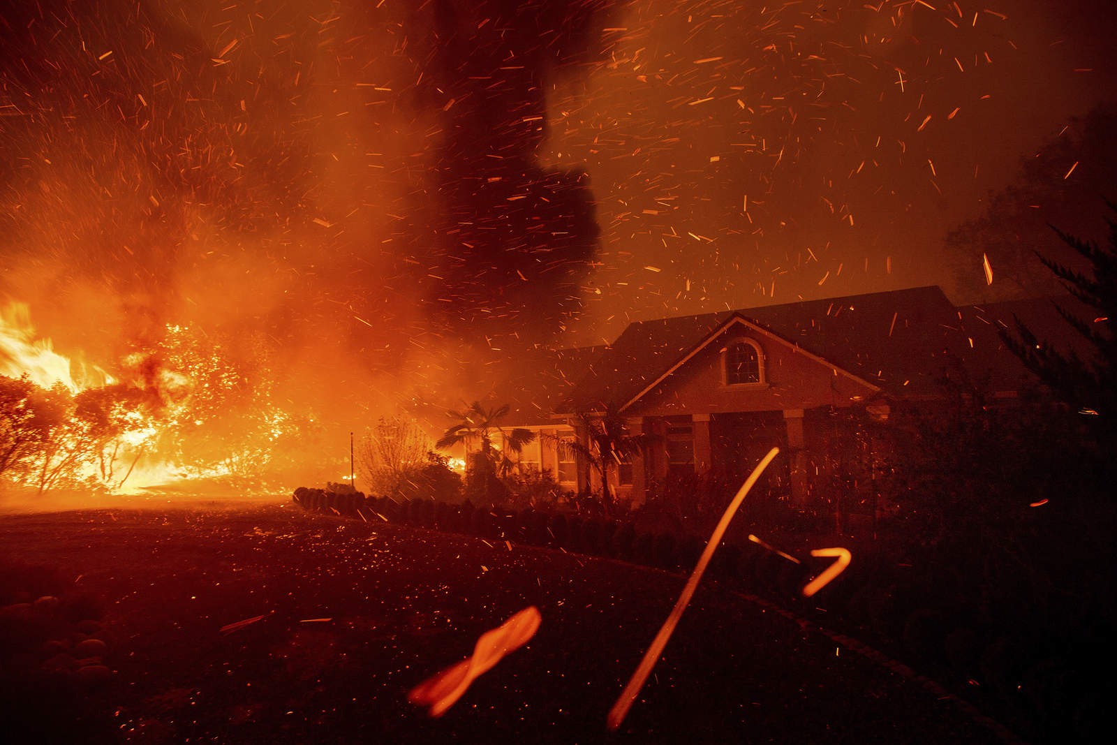 Los desaparecidos en el conocido como 'Camp Fire' bajaron a 563, 136 menos que ayer y casi la mitad que a principios de semana, de acuerdo al Departamento Forestal y de Protección de Incendios de California. (ARCHIVO)