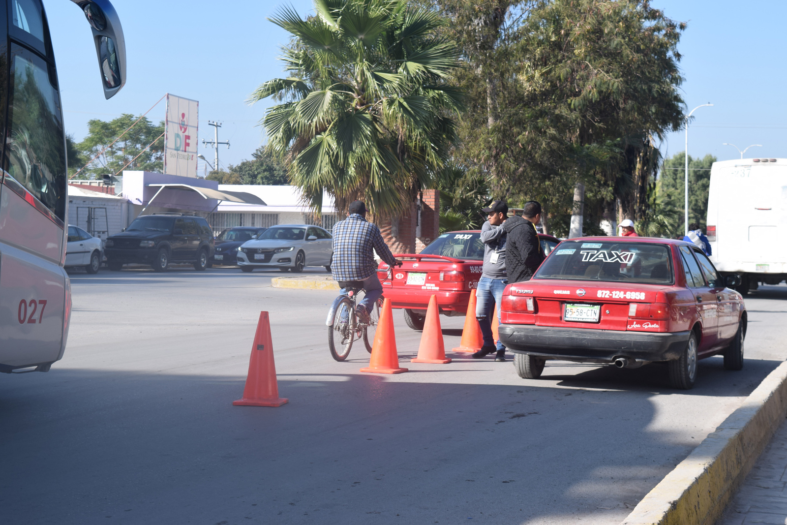 Filtro. Personal de Autotransporte colocó un filtro de revisión en el bulevar Miguel Hidalgo. (EL SIGLO DE TORREÓN/MARY VÁZQUEZ)