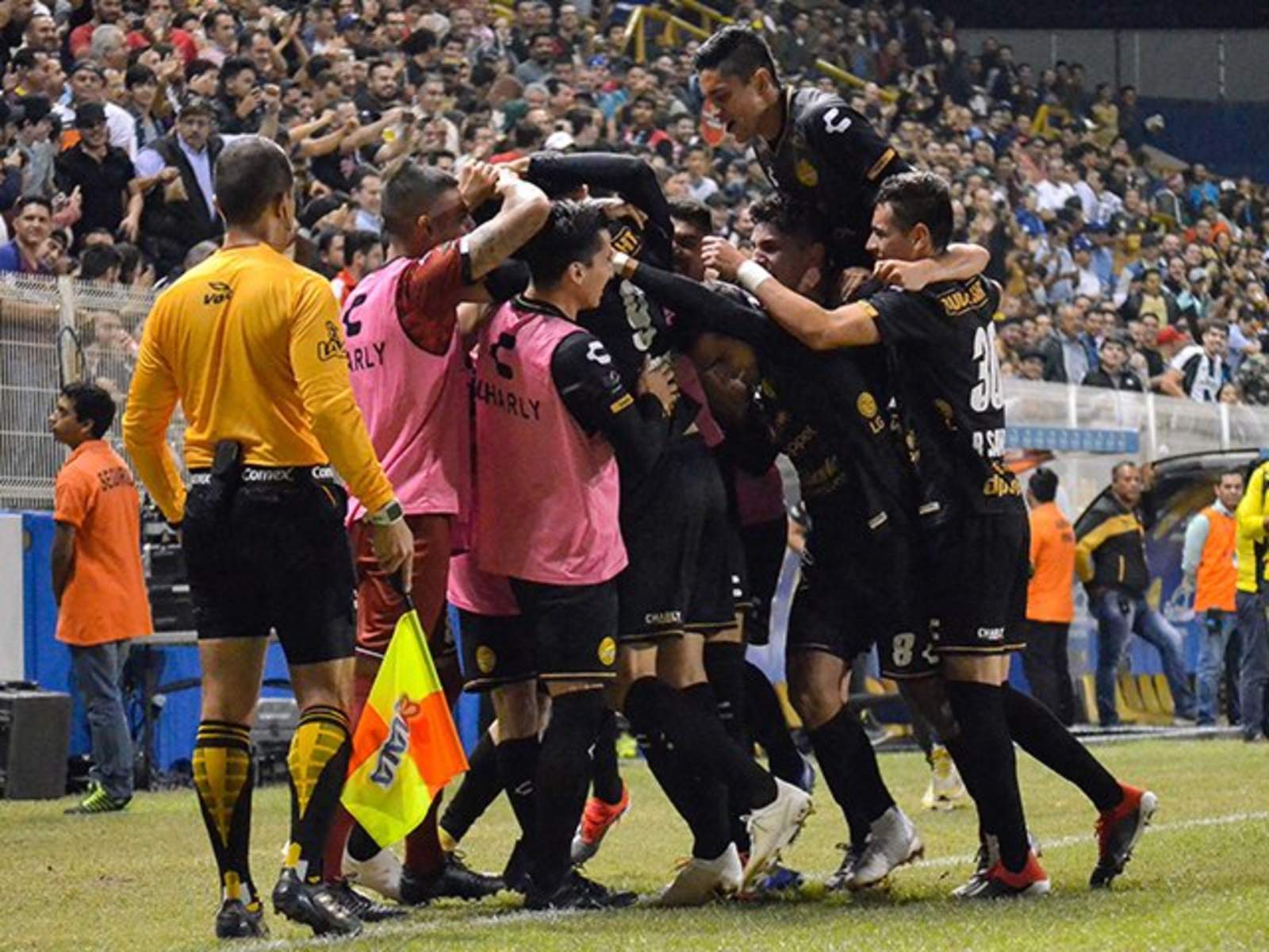 Los jugadores de Dorados festejan un gol ante los Bravos de Juárez en la semifinal del Ascenso MX. (Especial)