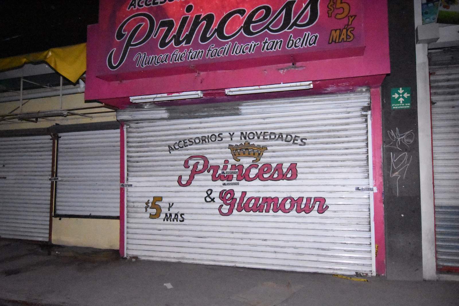 Una mujer, al parecer propietaria de la tienda de lencería y accesorios Princess fue la primer persona arrestada y su negocio clausurado. (ESPECIAL)