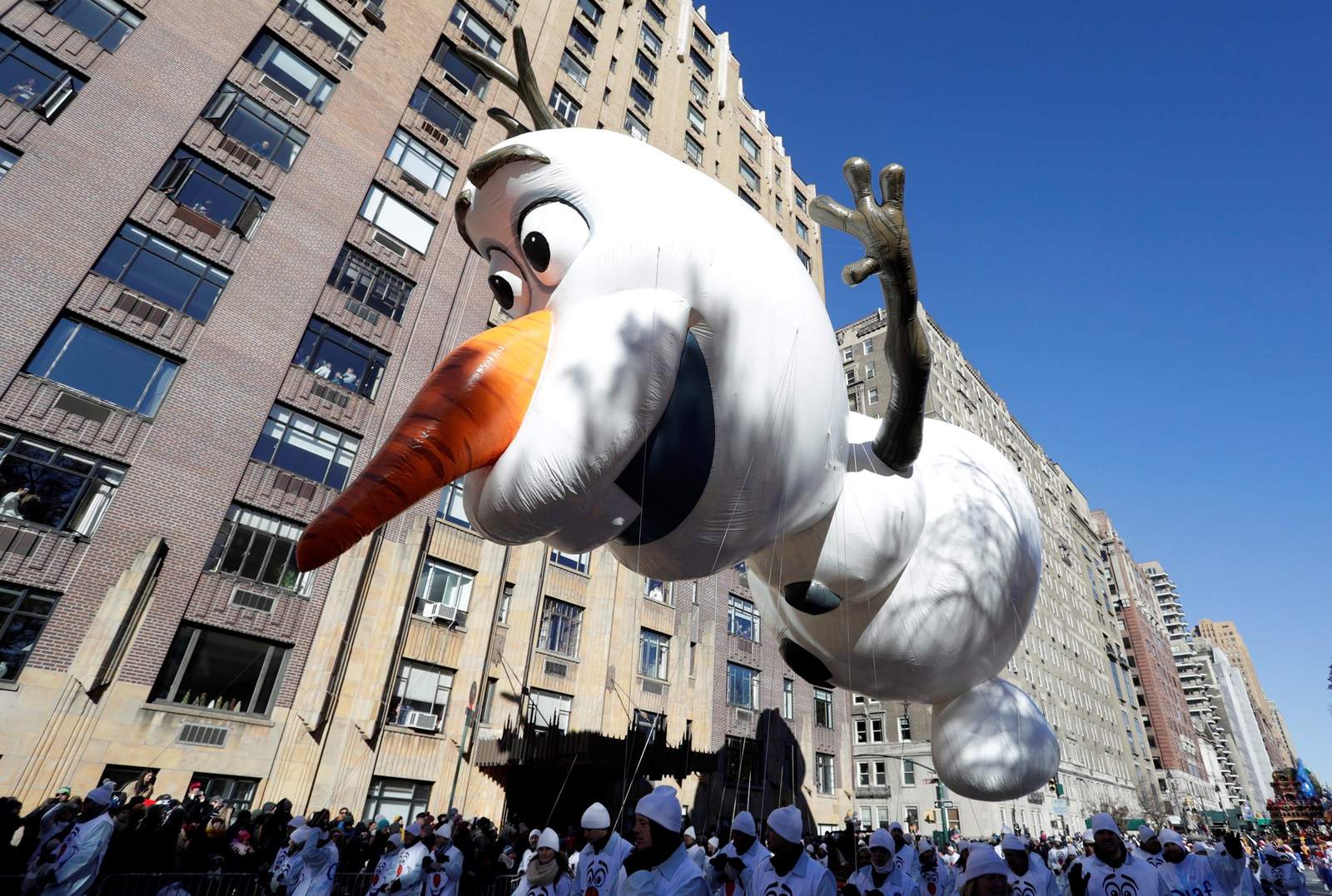 Nueva York celebró el desfile de Acción de Gracias pese a las temperaturas gélidas. (AP) 

