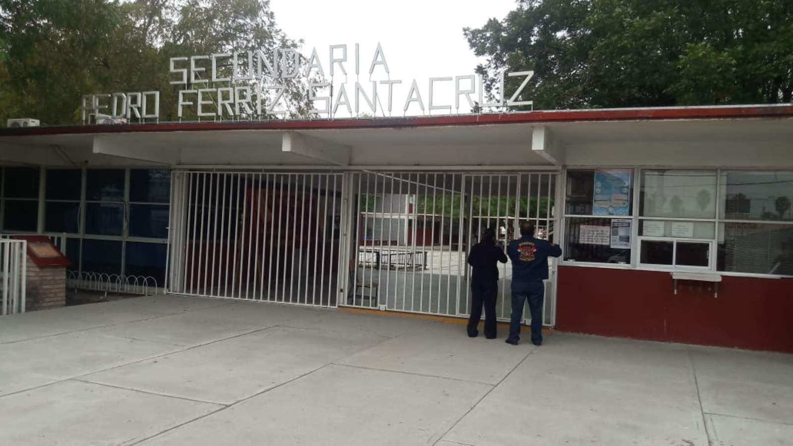 Los estudiantes fueron evacuados por la amenaza. (EL SIGLO COAHUILA) 