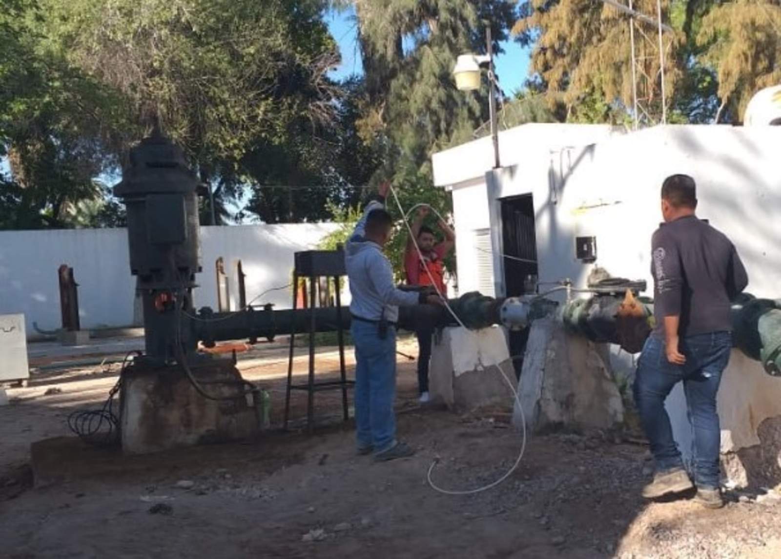 El director del Sistema Descentralizado de Agua Potable y Alcantarillado (Sideapa), Adelmo Ruvalcaba, informó como consecuencia de esa falla dejó de operar el 50 por ciento de la infraestructura electromecánica de agua potable. (EL SIGLO DE TORREÓN)