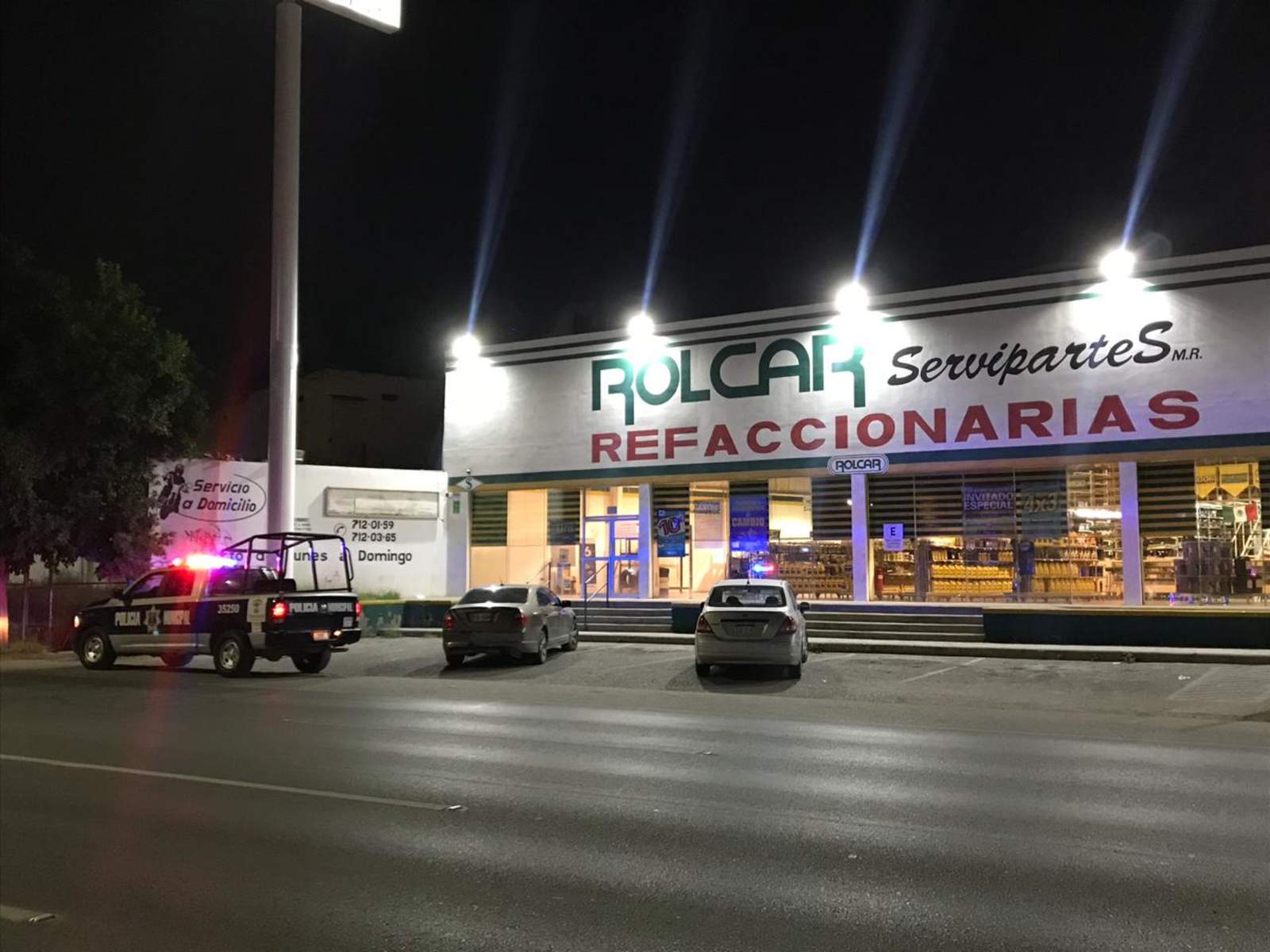 El asaltó se registró aproximadamente a las 18:30 horas en la refaccionaria denominada Rolcar Servipartes, ubicada en bulevar Independencia entre las calles Falcón y Blanco, de la zona centro de Torreón. (ESPECIAL)