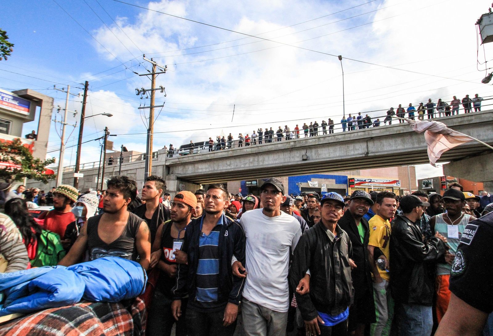 Recorrido. La marcha de migrantes al Chaparral salió del albergue que ocupan en Tijuana. (EFE)