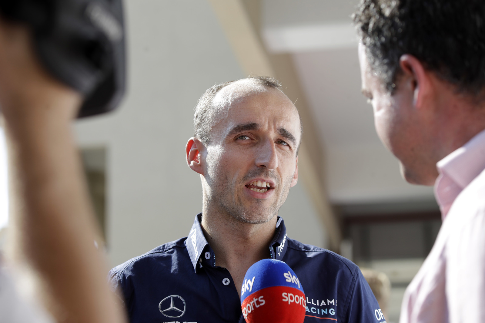 El piloto polaco Robert Kubica da declaraciones en el circuito Yas Marina en la previoa del Gran Premio de Abu Dabi en Emiratos Árabes Unidos.