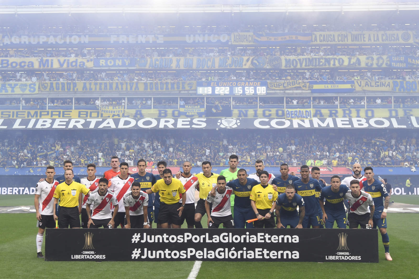 Los dos equipos se mezclaron para la foto previa al duelo de ida por la final de la Copa Libertadores. (Jam Media)