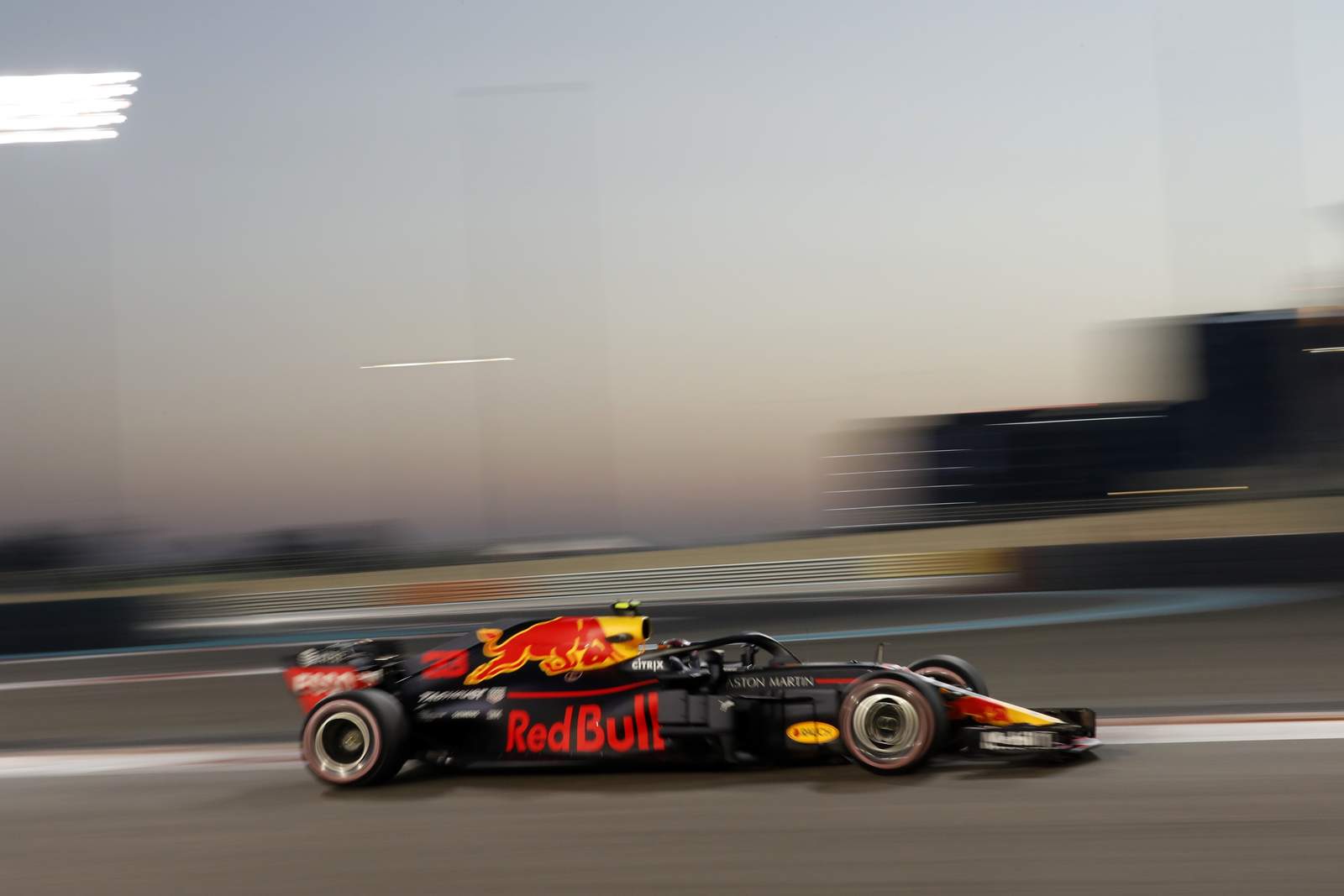 El piloto holandés de Red Bull fue casi medio segundo más rápido que su compañero de equipo Daniel Ricciardo.