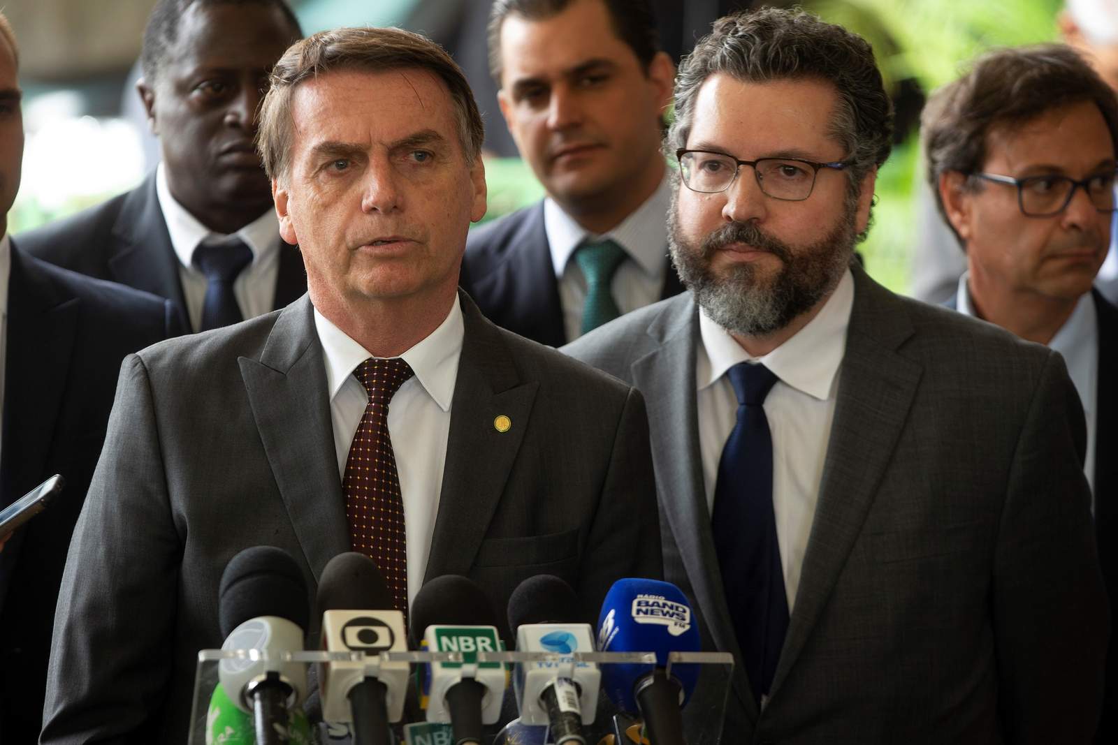 Operarán a Bolsonaro tras asumir la Presidencia