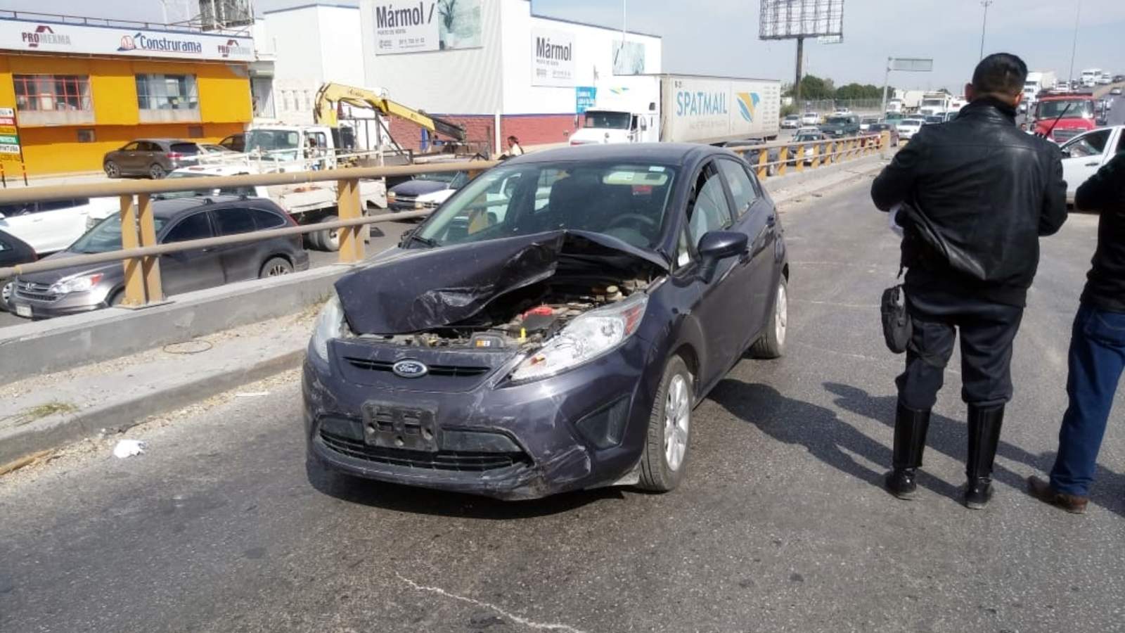 Se informó que un automóvil Ford Fiesta que viajaba metros atrás, no logró frenar al observar el accidente, por lo que impactó al vehículo siniestrado. (EL SIGLO DE TORREÓN)