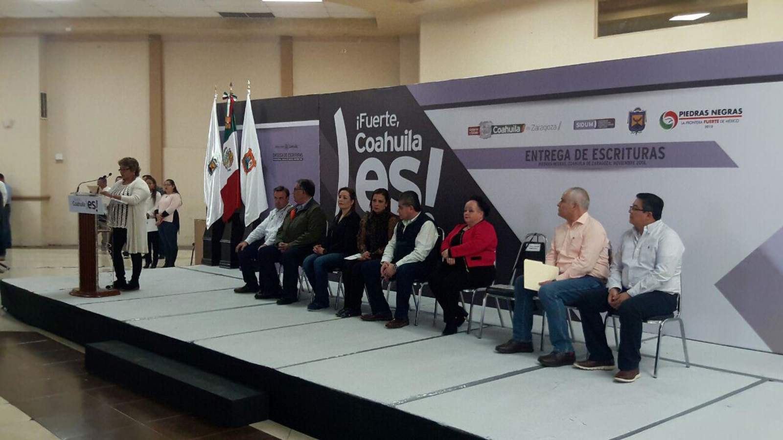 Miguel Ángel Riquelme Solís, gobernador de Coahuila, encabezó la entrega de 246 escrituras para igual número de beneficiarios. (EL SIGLO COAHUILA)