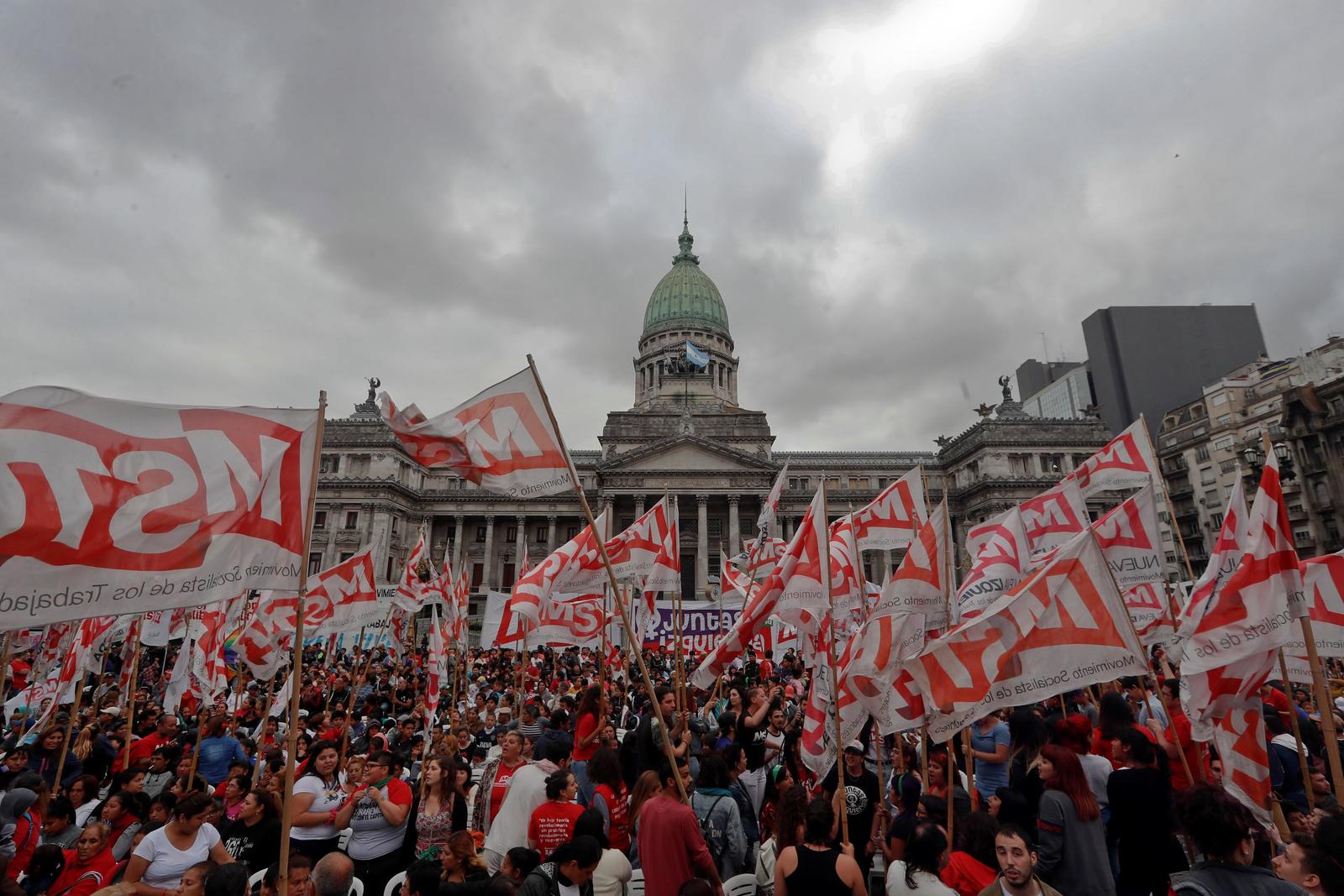 Grupos de izquierda en Argentina se movilizan en rechazo a la cumbre G20. (EFE)