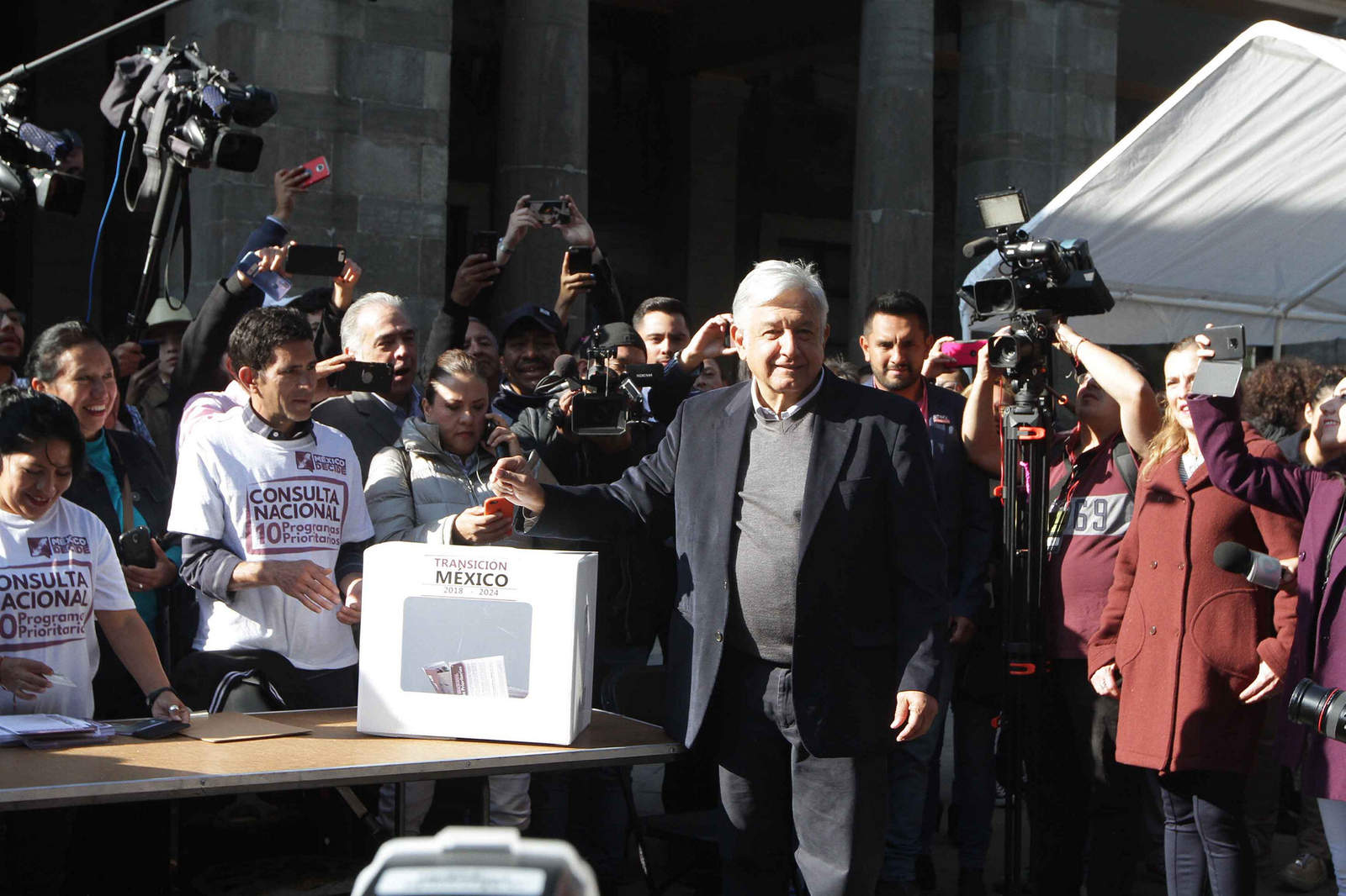 Andrés Manuel López Obrador vota en consulta ciudadana sobre Tren Maya. (NOTIMEX) 
