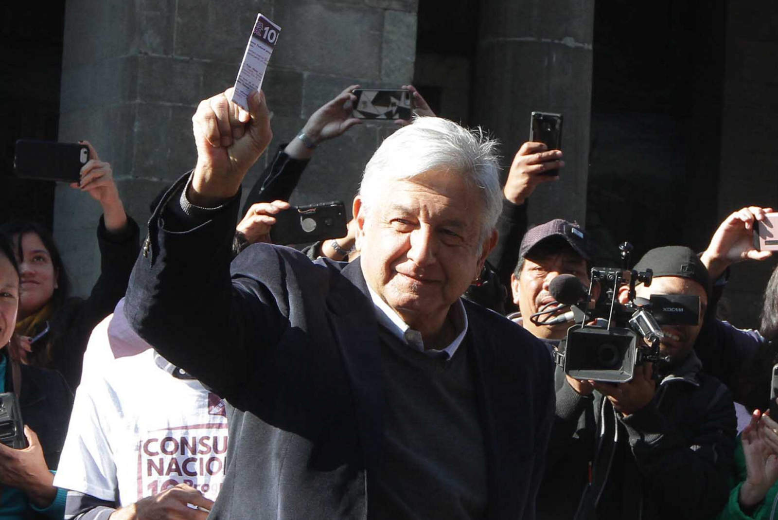 López Obrador acudió a votar a la segunda consulta ciudadana. (NOTIMEX) 
