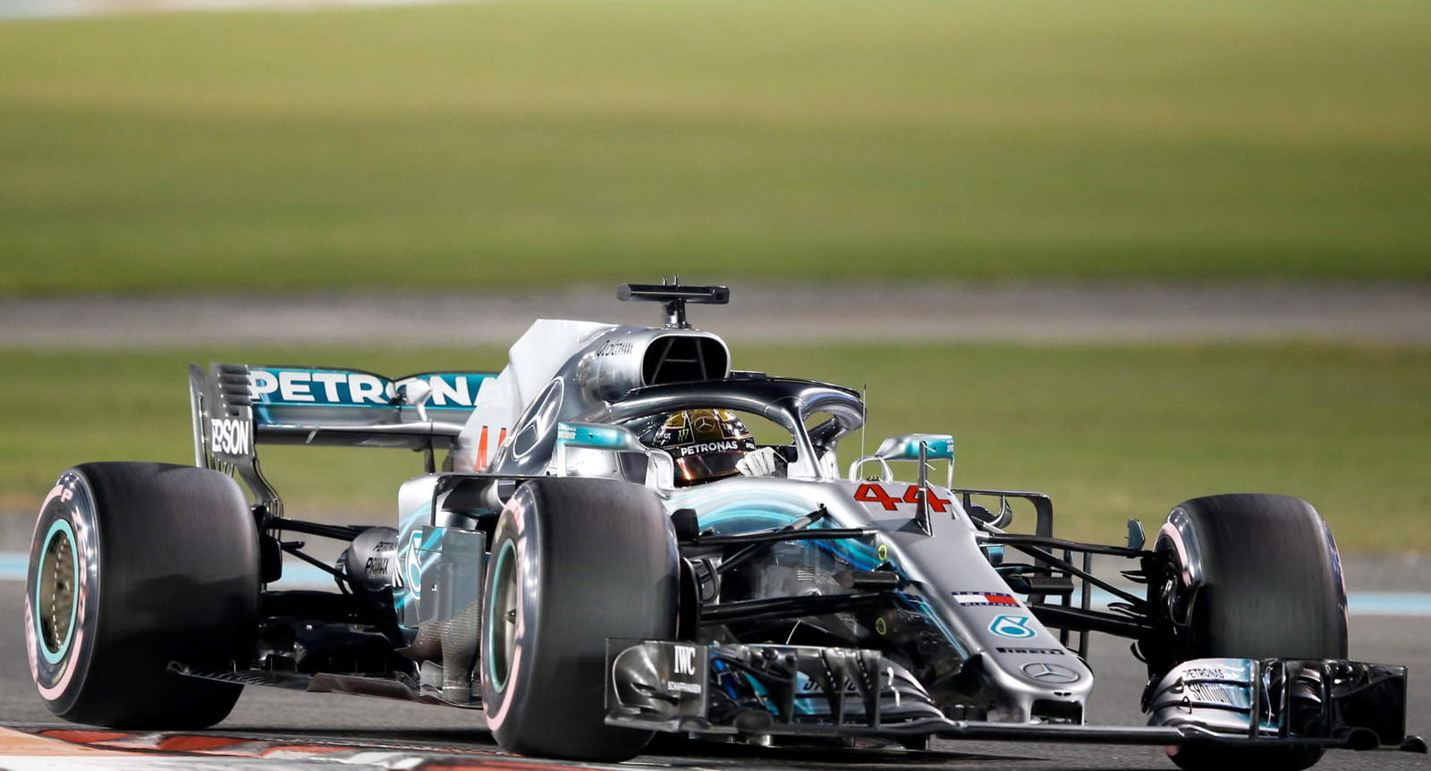 La 11ma pole de la campaña y 83ra de su carrera para el piloto de Mercedes parecía en dudas cuando Sebastian Vettel, de Ferrari, fue el más veloz en la primera parte de la clasificación. (EFE)