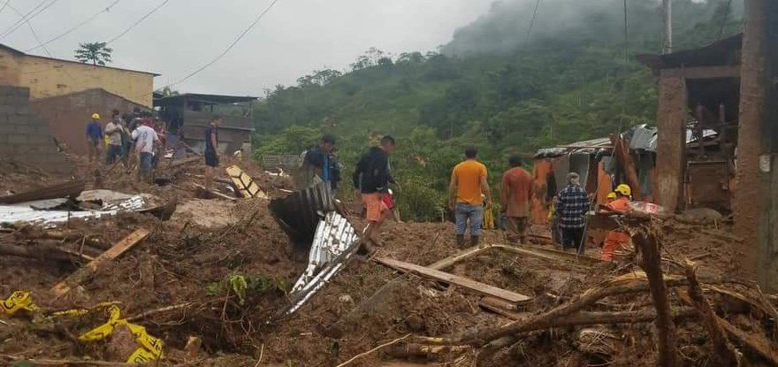 El corrimiento se produjo en el cantón Limón Indanza, perteneciente a esa provincia amazónica ecuatoriana, como consecuencia de las fuertes lluvias que se registraron en las últimas horas en el lugar, de acuerdo a un boletín del Servicio Integrado de Seguridad ECU 911. (ESPECIAL)