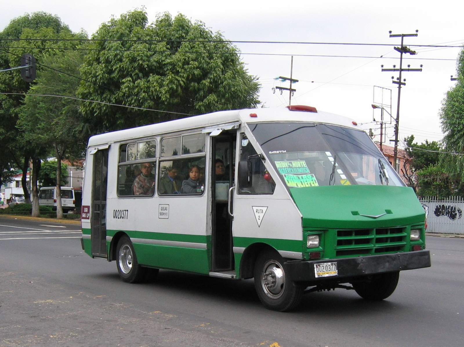 En el microbús viajaban 25 personas, entre ellas una mujer embarazada, quien también sufrió heridas. (ARCHIVO)
