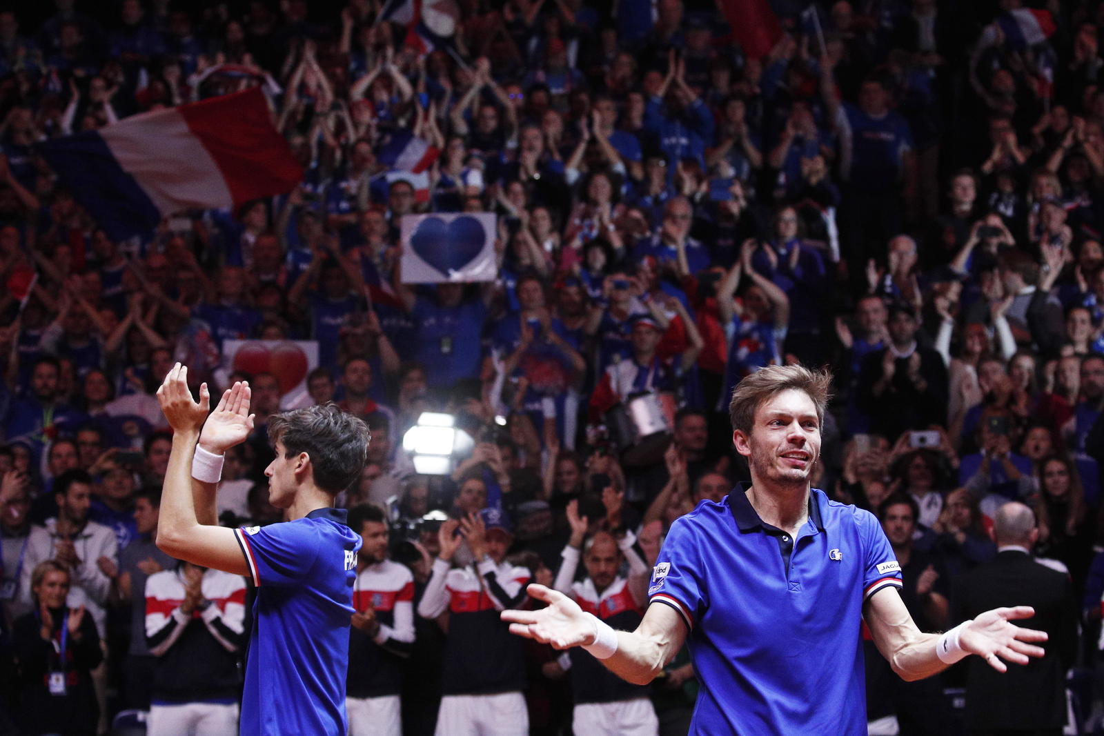 La dupla francesa de Nicolas Mahut (d) y Pierre Hughes Herbert celebra tras lograr la victoria.