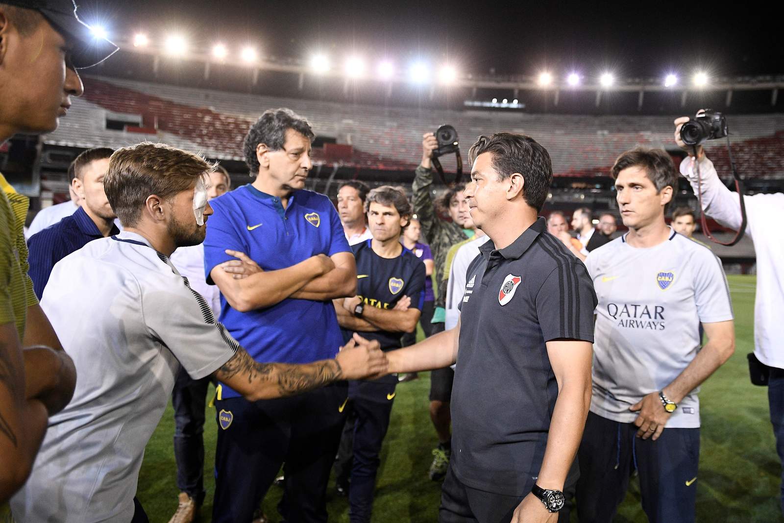 Marcelo Gallardo se acerca a ver el estado de salud de los jugadores de Boca luego de la suspensión del partido de la final de la Copa Libertadores. (EFE)