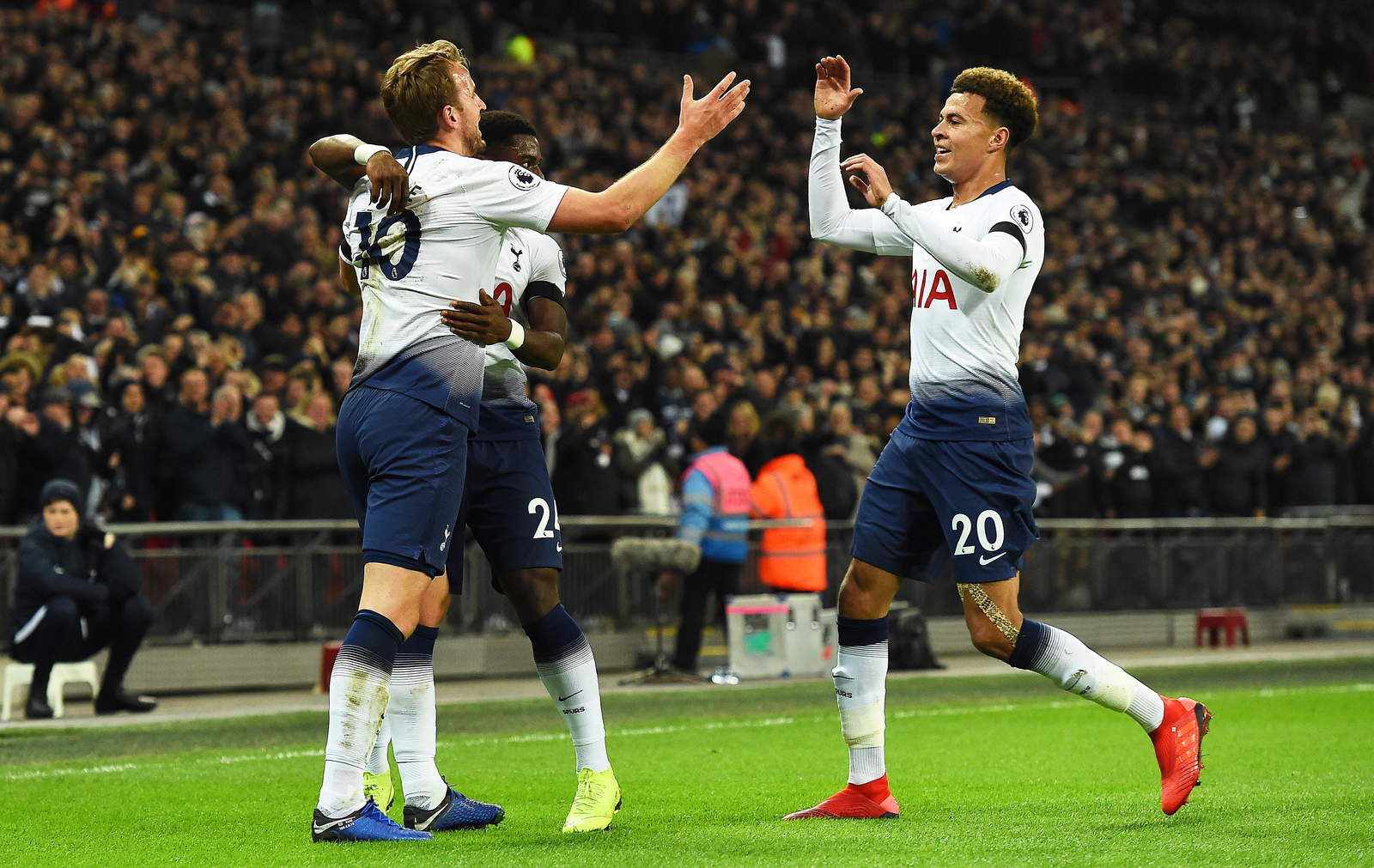 Los jugadores del Tottenham festejan junto a Harry Kane su gol ante Chelsea.