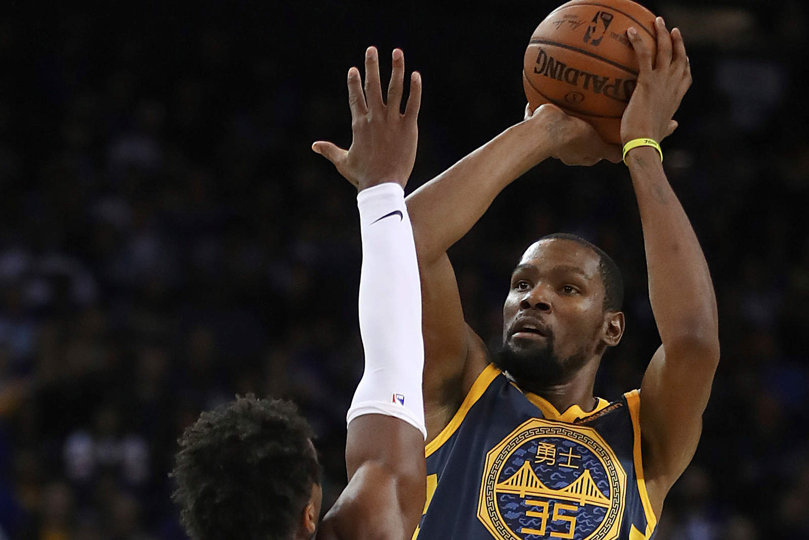 Kevin Durant, de los Warriors de Golden State, dispara para anotar un doble ante Kings.