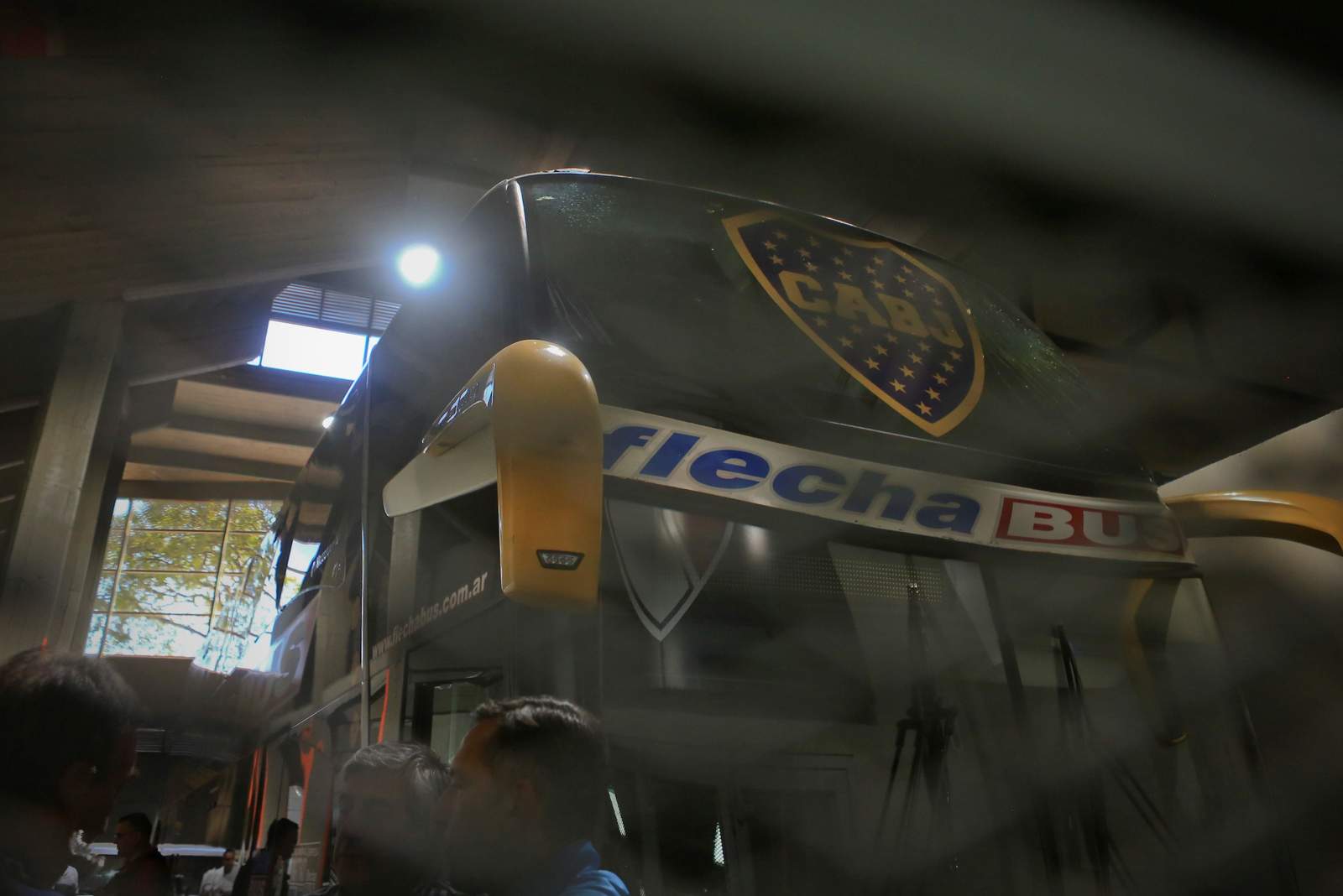El camión que transportaba a los elementos de Boca Juniors fue atacado en su trayecto al Estadio Monumental de River Plate.