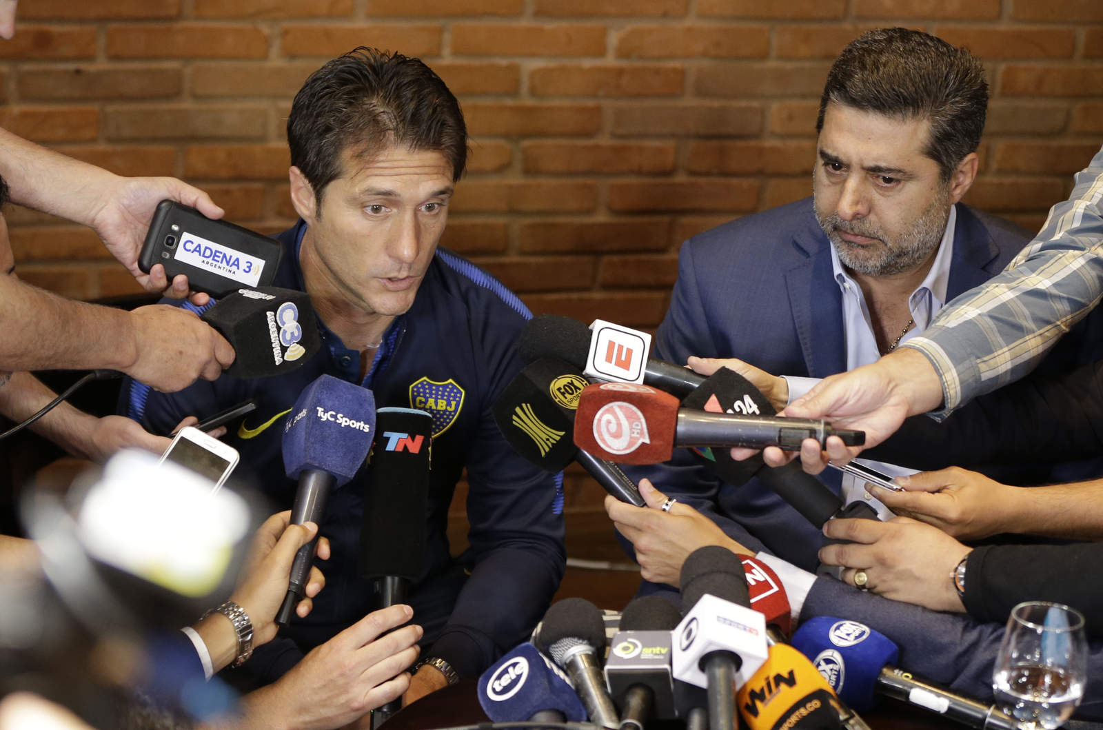 Guillermo Barros (i), director técnico de Boca Juniors, junto al presidente del club, Daniel Angelici.