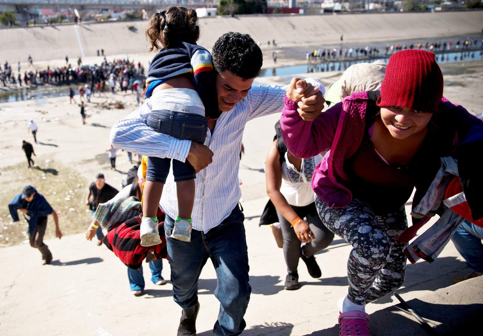 Los migrantes buscan cruzar a Estados Unidos. (AP)