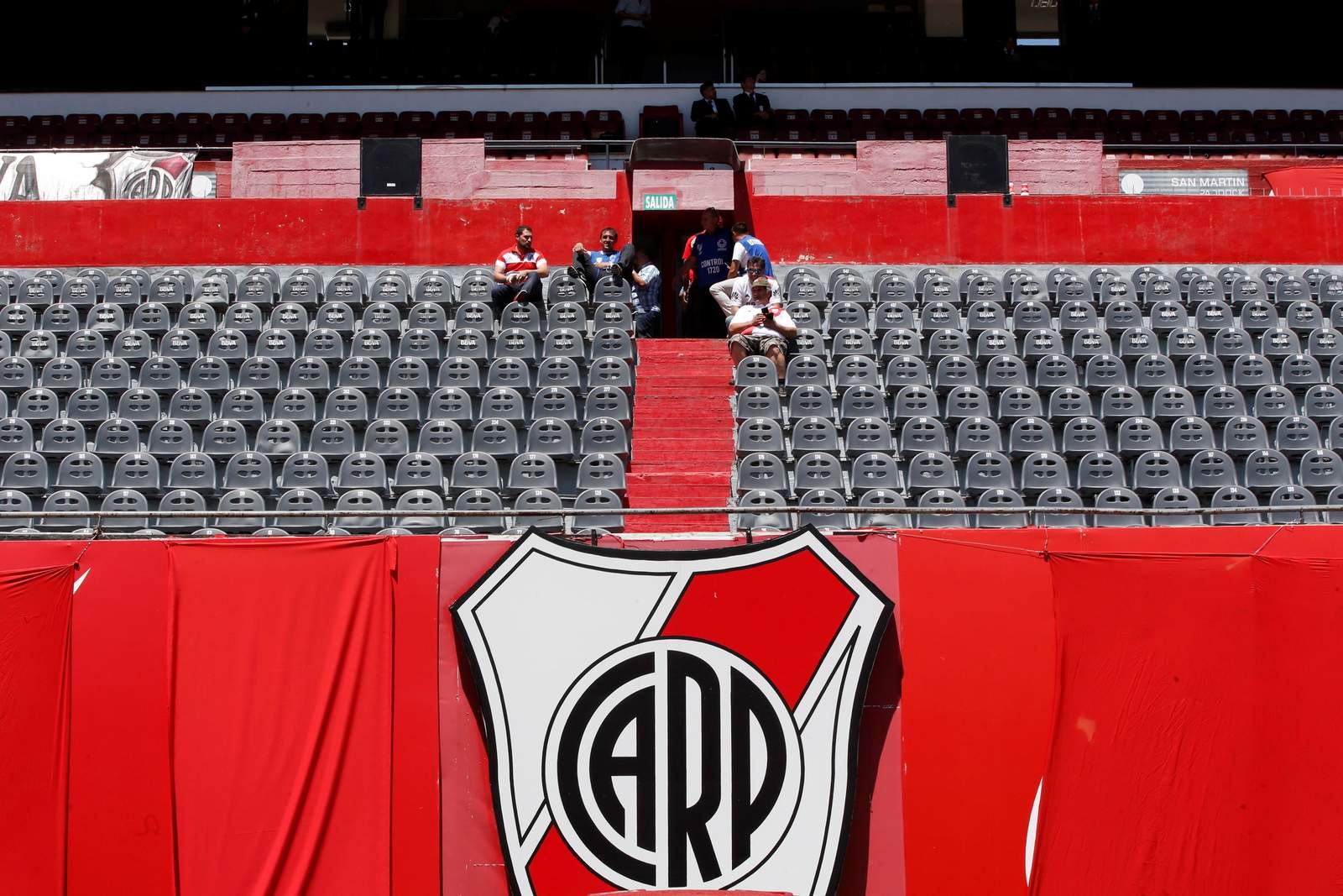 Los presidentes de River Plate y Boca Juniors se reunirán el martes con el de la Conmebol para definir la nueva fecha en la que se jugará el partido.