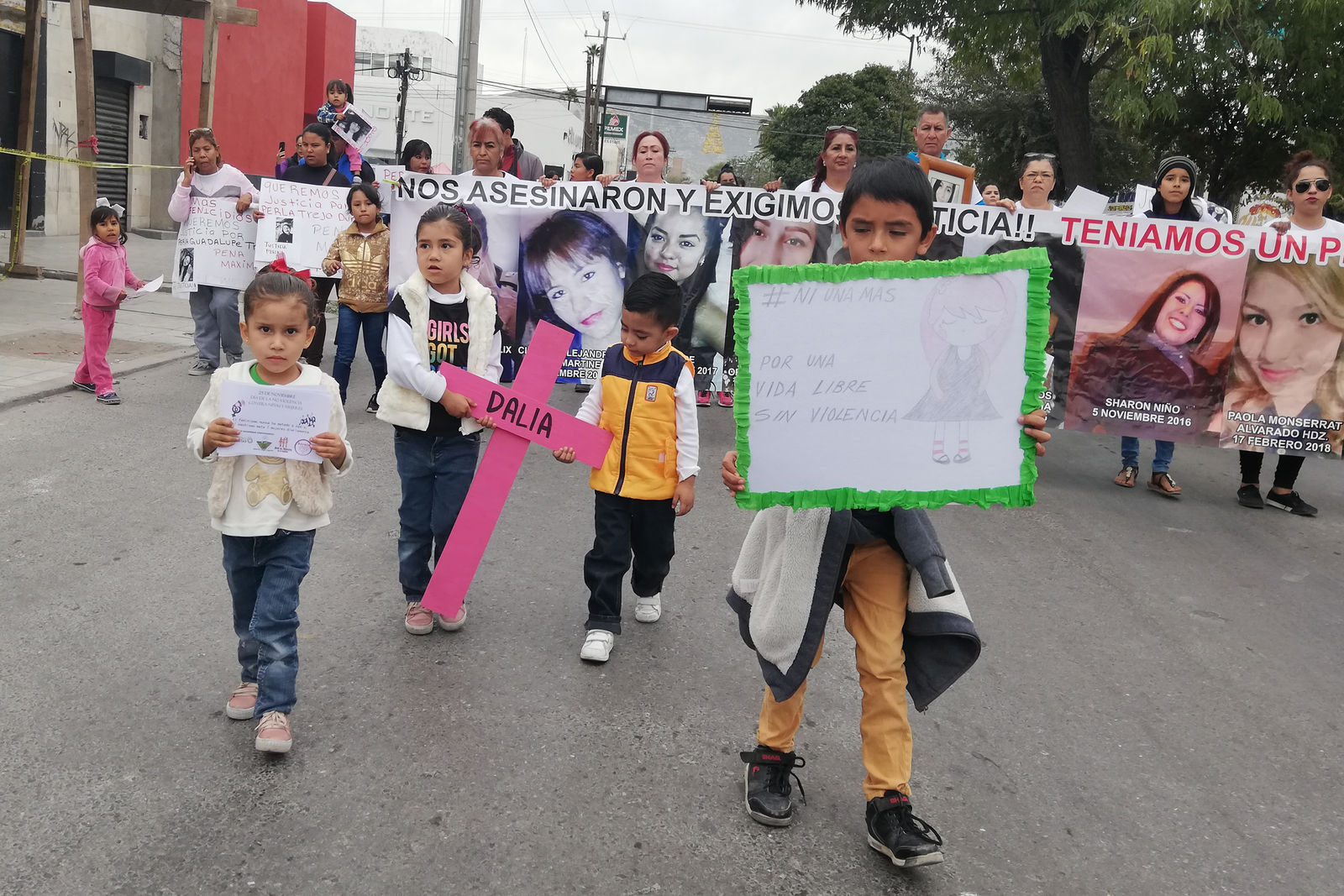 Conmemoración. Colectivos feministas marcharon ayer sobre la calzada Colón, para exigir un alto a la violencia institucional por parte de dependencias del Estado. (IVÁN CORPUS)