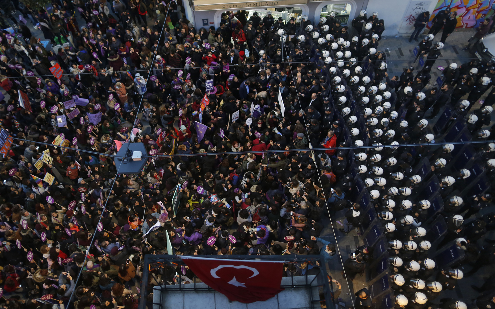 Obstáculo. Decenas de policías turcos formaron una barricada e impidieron que el grupo avanzara hacia el centro de Estambul. (AP)